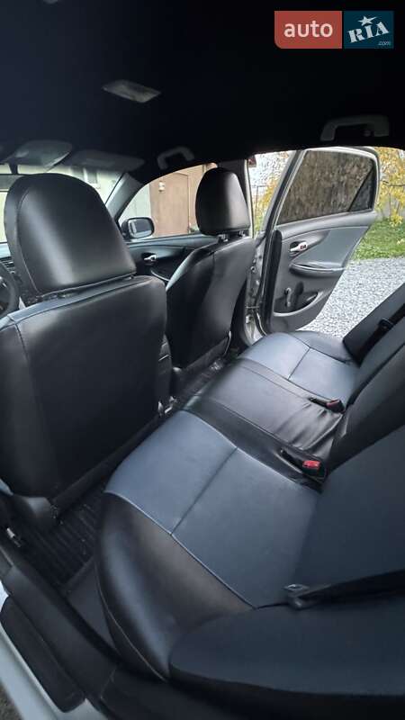 Седан Toyota Corolla 2011 в Ровно