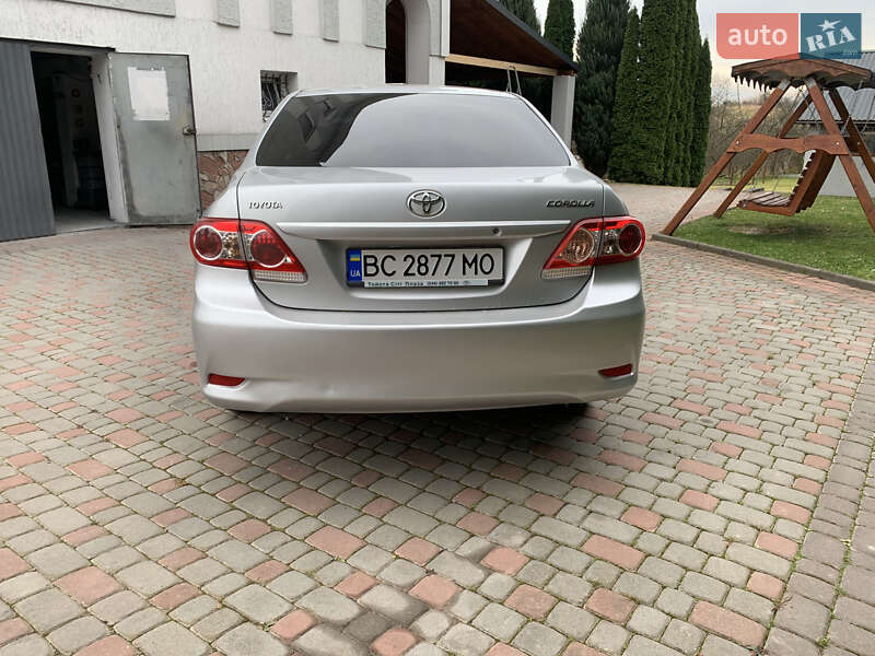 Седан Toyota Corolla 2011 в Дрогобыче