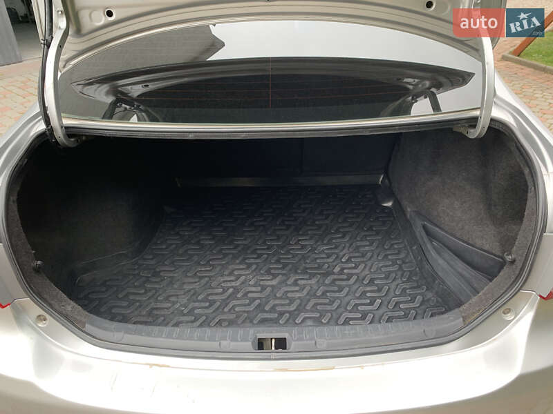 Седан Toyota Corolla 2011 в Дрогобыче