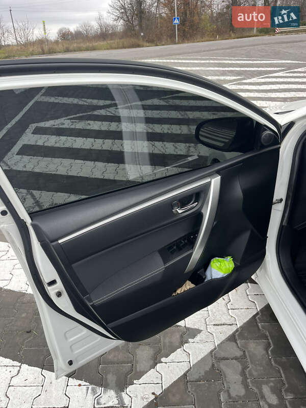 Седан Toyota Corolla 2013 в Тульчине