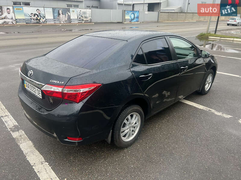 Седан Toyota Corolla 2013 в Киеве