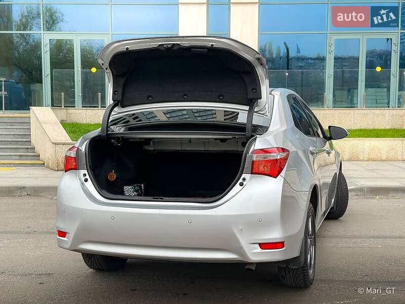 Седан Toyota Corolla 2014 в Днепре