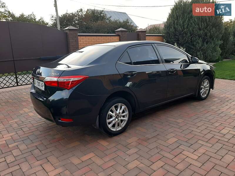 Седан Toyota Corolla 2013 в Полтаве