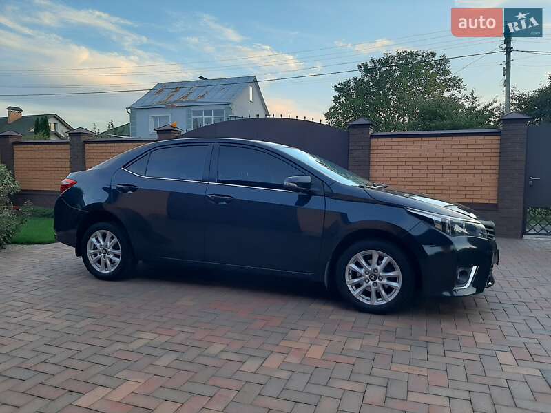 Седан Toyota Corolla 2013 в Полтаве