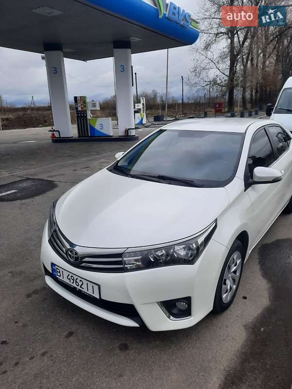 Седан Toyota Corolla 2015 в Краснограде