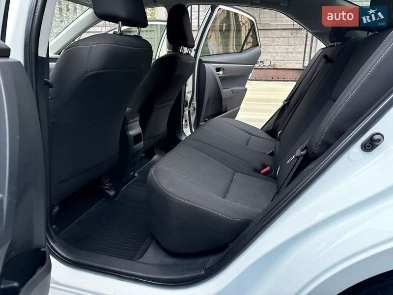 Седан Toyota Corolla 2015 в Краснограде