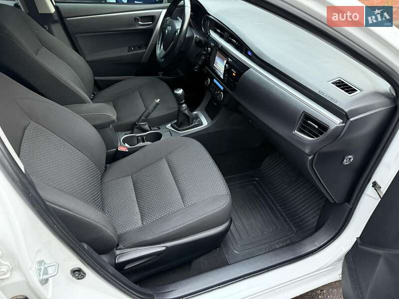 Седан Toyota Corolla 2015 в Краснограде