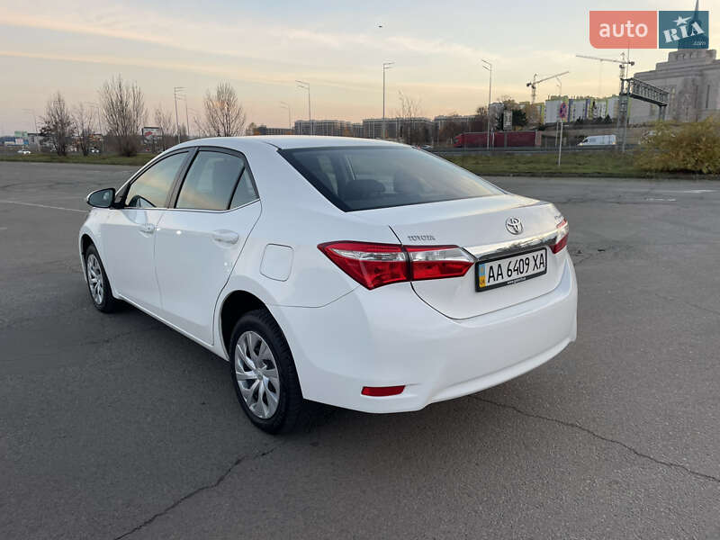 Седан Toyota Corolla 2014 в Києві