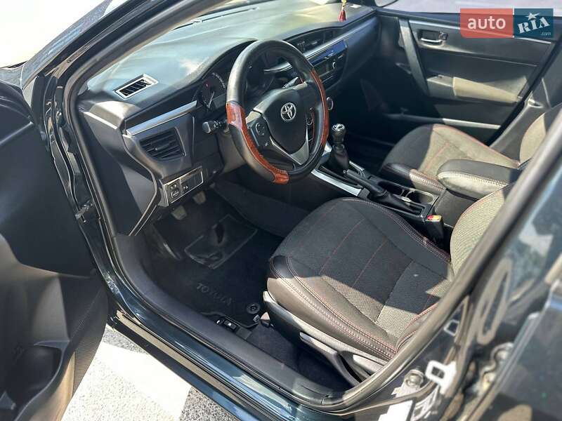 Седан Toyota Corolla 2014 в Днепре