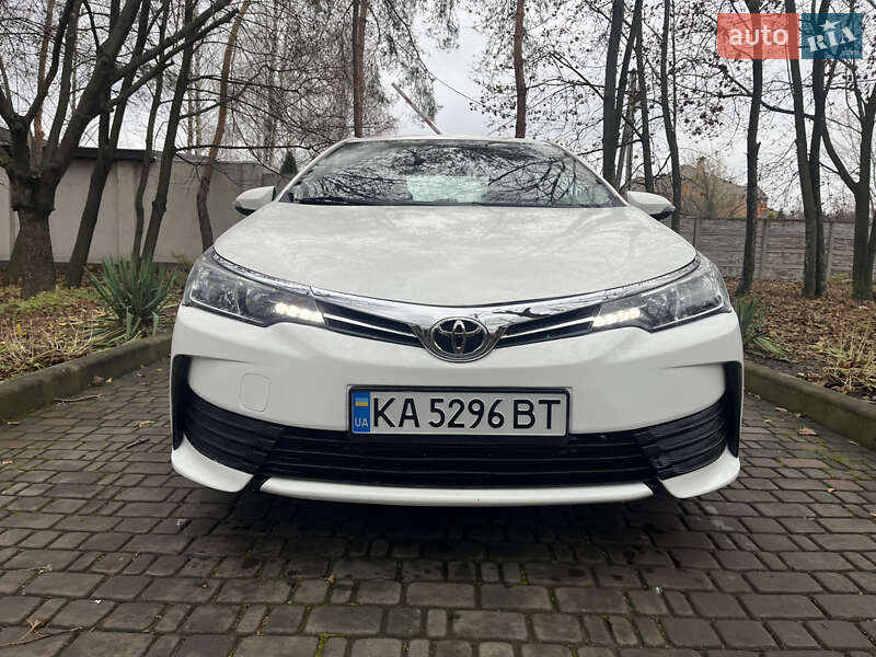 Седан Toyota Corolla 2017 в Днепре