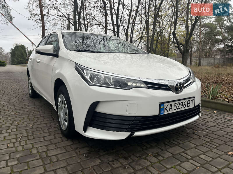 Седан Toyota Corolla 2017 в Днепре