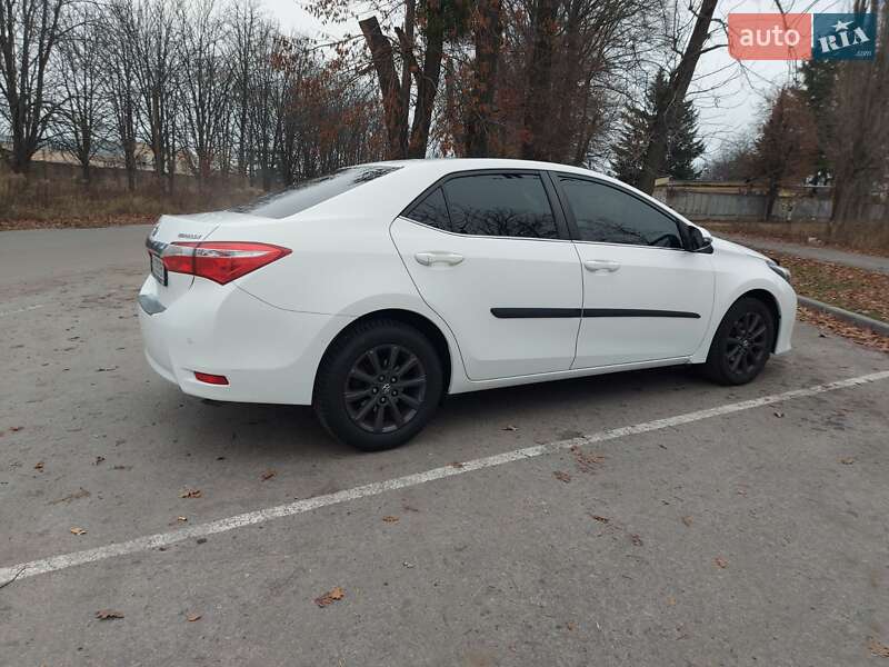 Седан Toyota Corolla 2015 в Полтаве