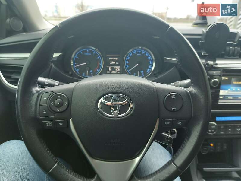 Седан Toyota Corolla 2015 в Полтаве