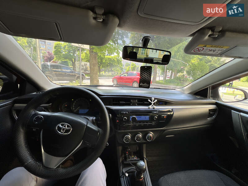 Седан Toyota Corolla 2013 в Львові