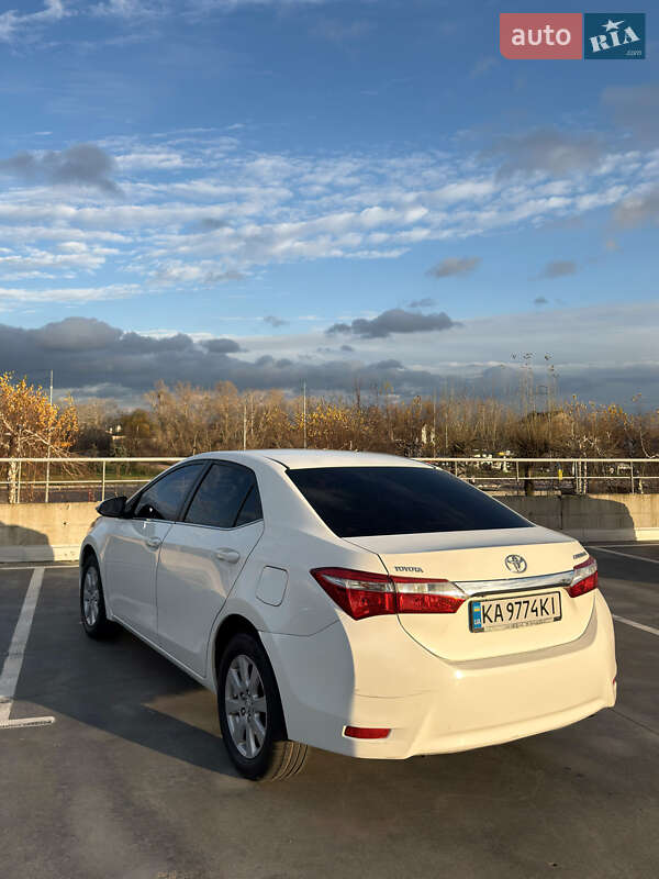 Седан Toyota Corolla 2013 в Киеве фото 5 Седан Toyota Corolla 2013 в Киеве