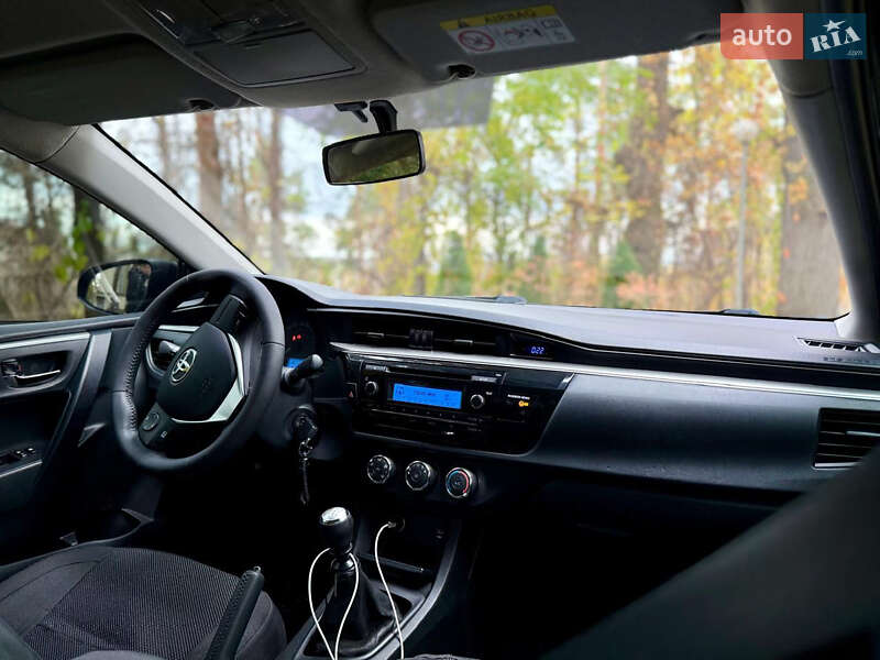 Седан Toyota Corolla 2014 в Дніпрі
