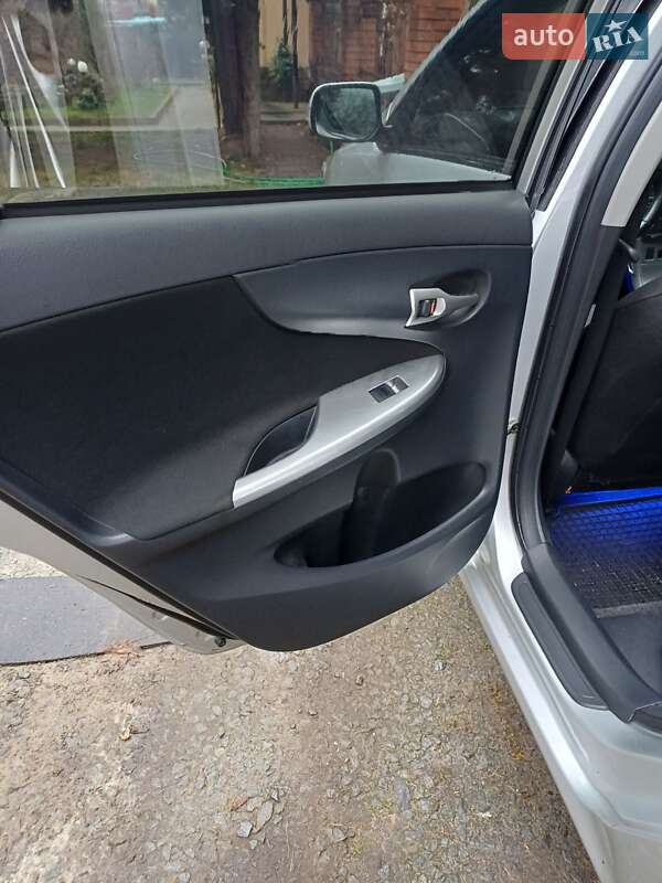 Седан Toyota Corolla 2011 в Львові