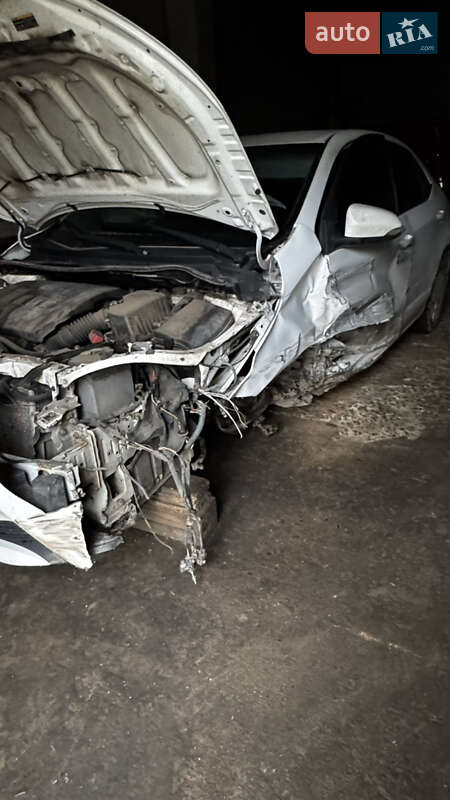 Седан Toyota Corolla 2015 в Лубнах