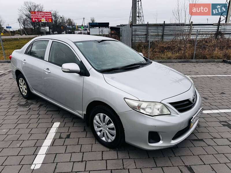 Седан Toyota Corolla 2012 в Ивано-Франковске