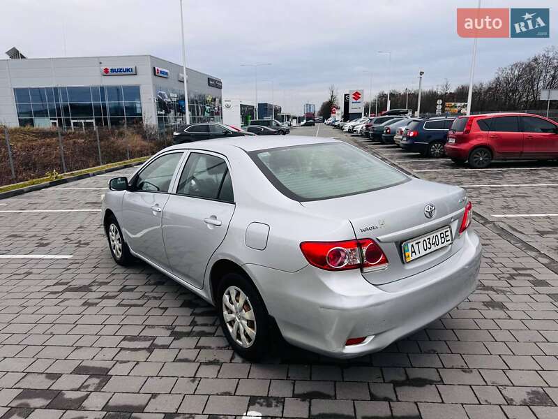 Седан Toyota Corolla 2012 в Ивано-Франковске