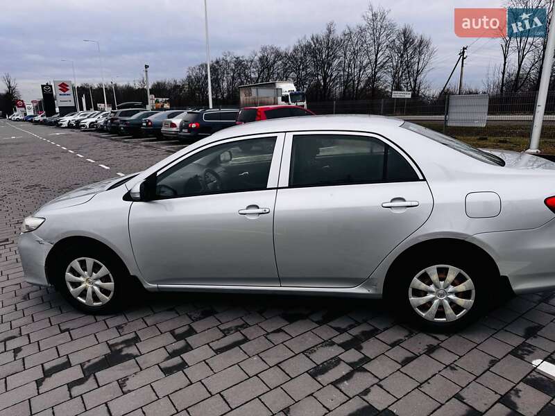 Седан Toyota Corolla 2012 в Ивано-Франковске
