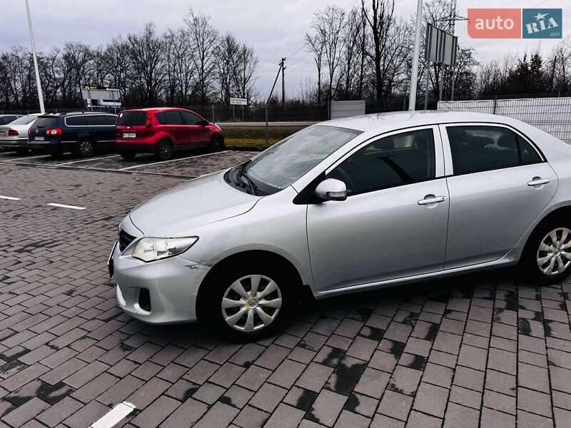 Седан Toyota Corolla 2012 в Ивано-Франковске