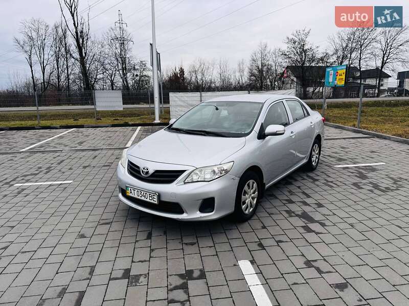 Седан Toyota Corolla 2012 в Ивано-Франковске