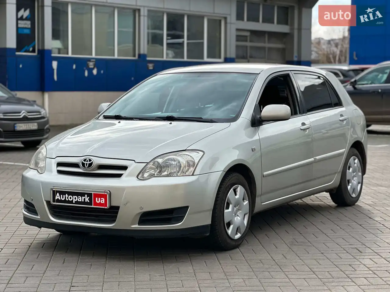 Код товара: 73399
Можливий обмін на будь-яке авто (Trade-in), питання з обміну виключно за телефоном.
Компанія "Автопарк" гарантує професійний супровід угоди та її безпеку.
Надаємо кредит та лізинг на вигідних умовах. Можливе дострокове погашення.
Повну інформацію дивіться у нас на сайті.
Toyota Corolla 2005 року з надійним 1,4-літровим дизельним двигуном і механічною коробкою передач. Маленький і компактний автомобіль у досить доглянутому стані, з прийнятною витратою палива — близько 6 л по місту, по трасі ще менше. Хороша комплектація: передні електросклопідйомники, кондиціонер, електрорегулювання дзеркал, штатна мультимедіа та багато іншого. Відмінний варіант на кожен день. У продажу Автопарк ЮА. Телефонуйте, записуйтеся на тест-драйв.