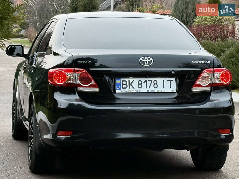 Седан Toyota Corolla 2011 в Рівному