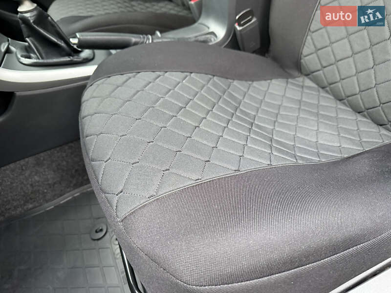 Седан Toyota Corolla 2011 в Рівному