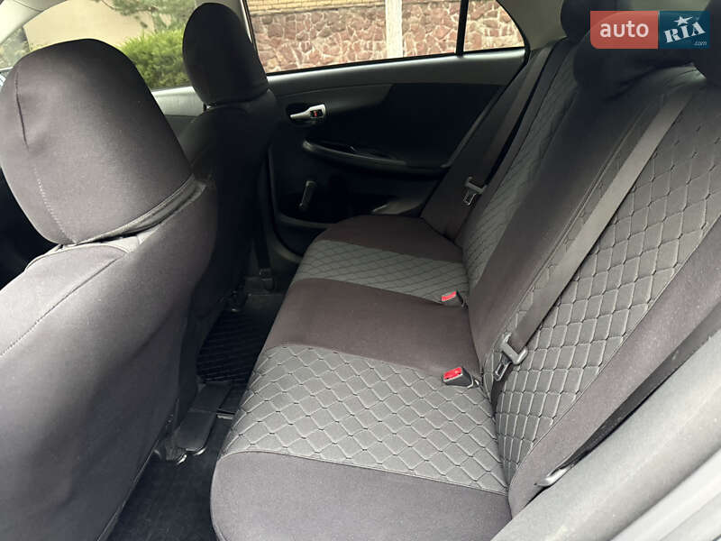 Седан Toyota Corolla 2011 в Рівному