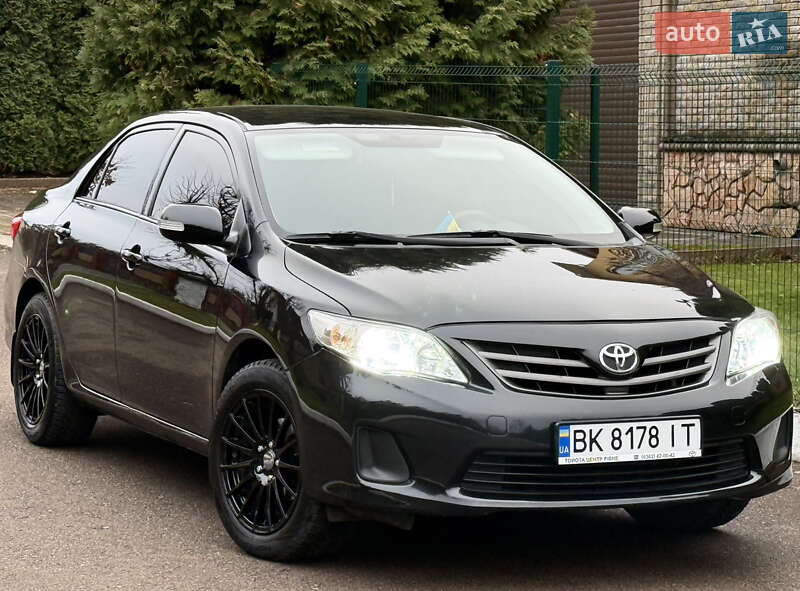 Седан Toyota Corolla 2011 в Рівному