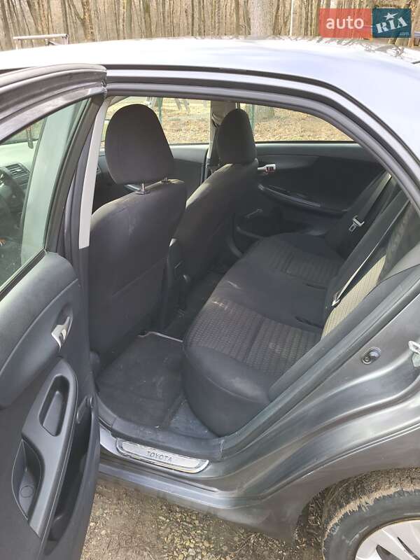 Седан Toyota Corolla 2012 в Борщеві