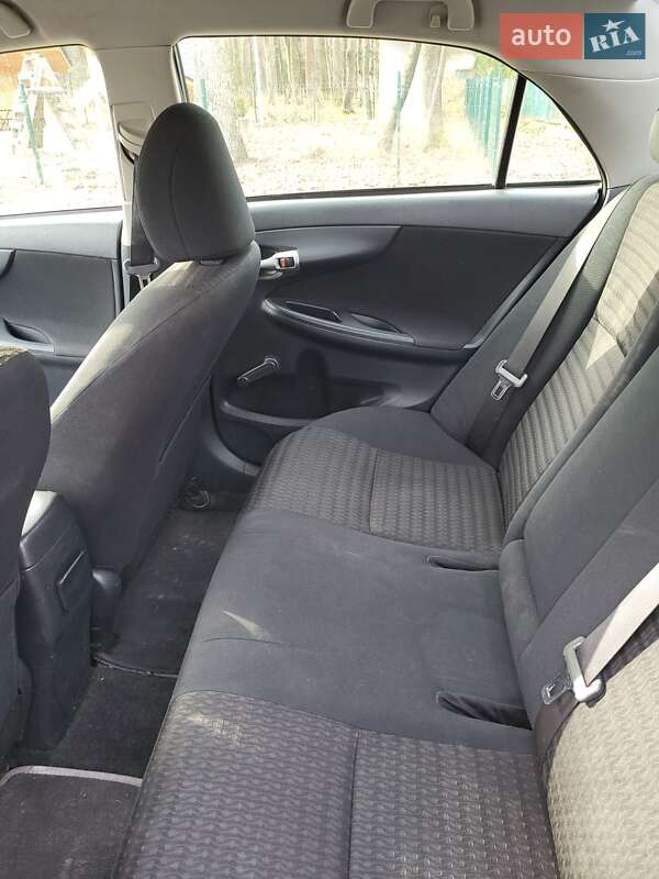 Седан Toyota Corolla 2012 в Борщеві