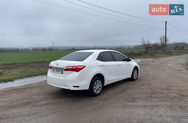 Седан Toyota Corolla 2015 в Новых Санжарах