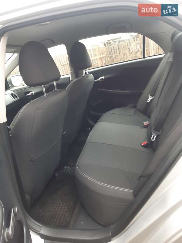 Седан Toyota Corolla 2010 в Івано-Франково