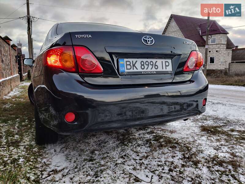 Седан Toyota Corolla 2008 в Сарнах