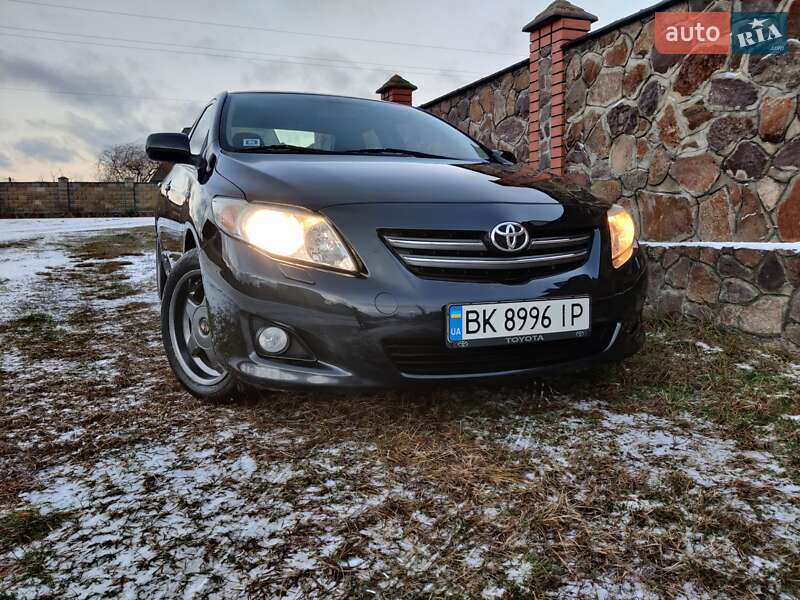 Седан Toyota Corolla 2008 в Сарнах