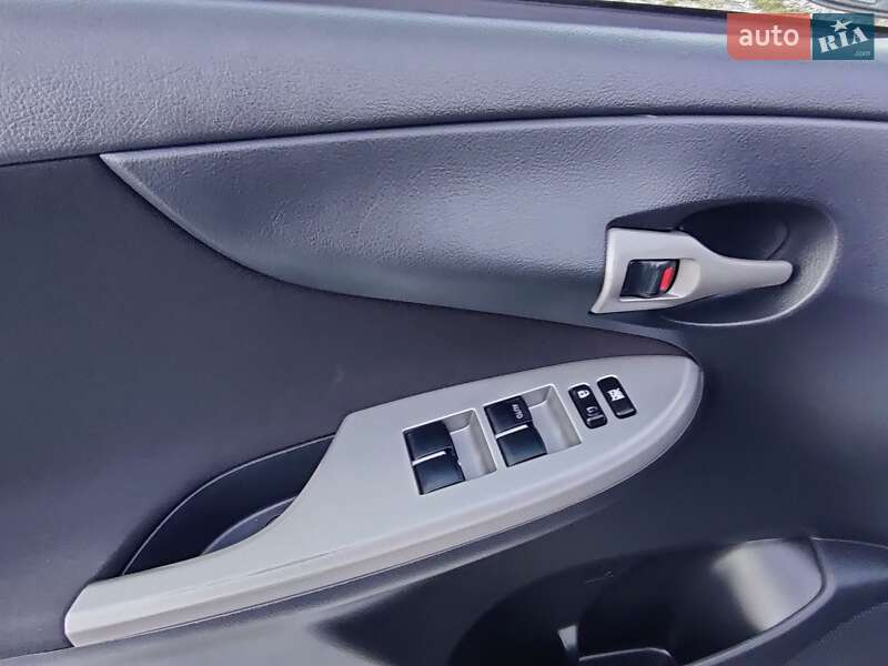 Седан Toyota Corolla 2008 в Сарнах