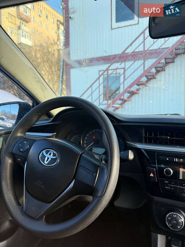 Седан Toyota Corolla 2015 в Полтаве
