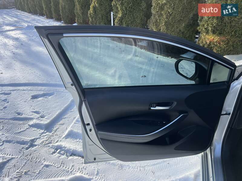 Седан Toyota Corolla 2024 в Львове