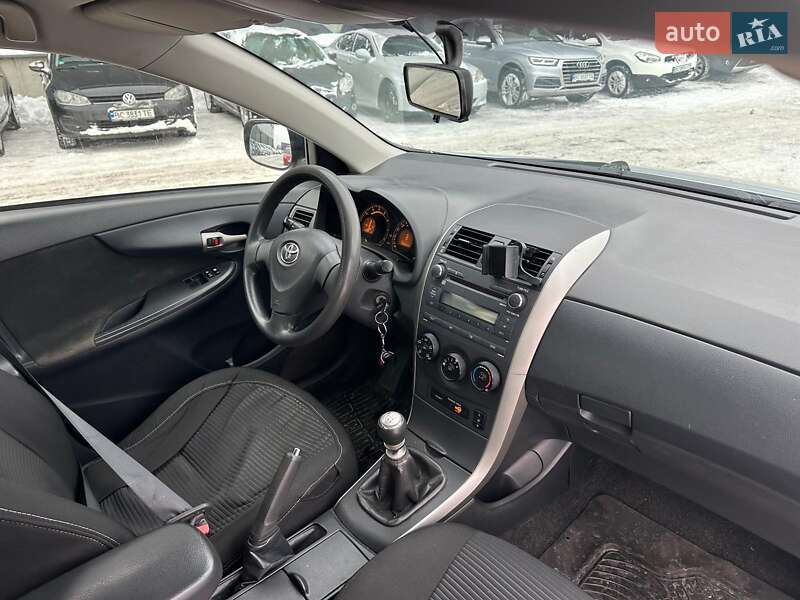 Седан Toyota Corolla 2009 в Львове
