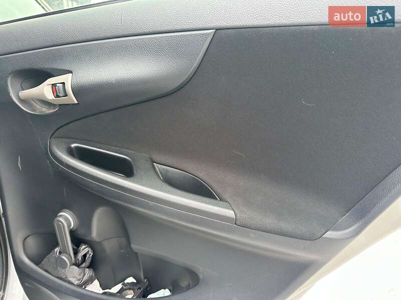 Седан Toyota Corolla 2009 в Львове