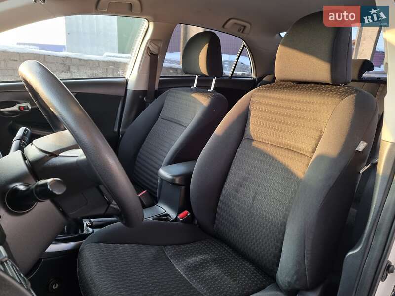 Седан Toyota Corolla 2011 в Виннице