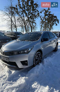 Седан Toyota Corolla 2015 в Полтаві