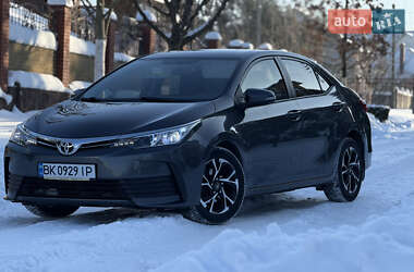 Седан Toyota Corolla 2018 в Ровно