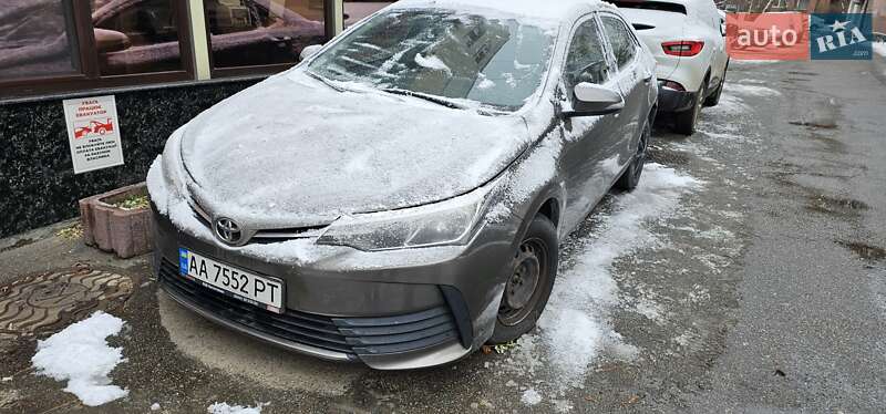 Седан Toyota Corolla 2017 в Киеве