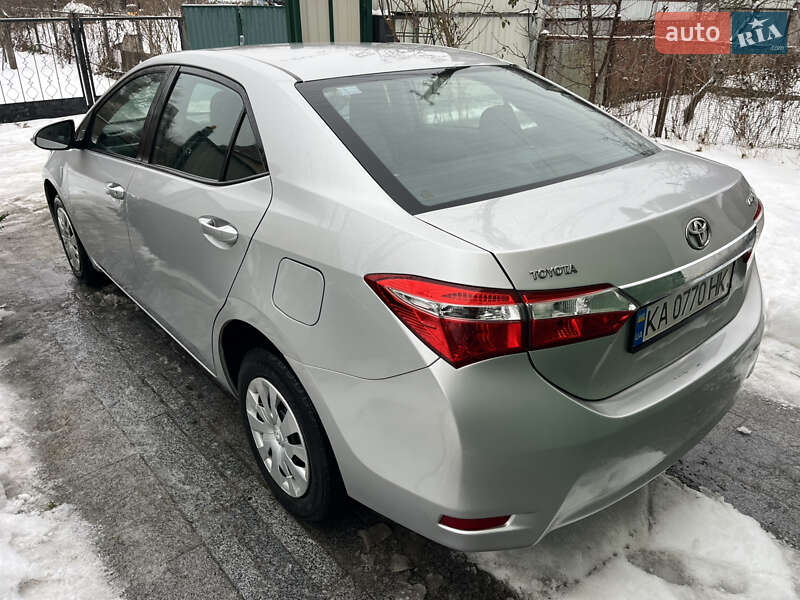 Седан Toyota Corolla 2016 в Киеве