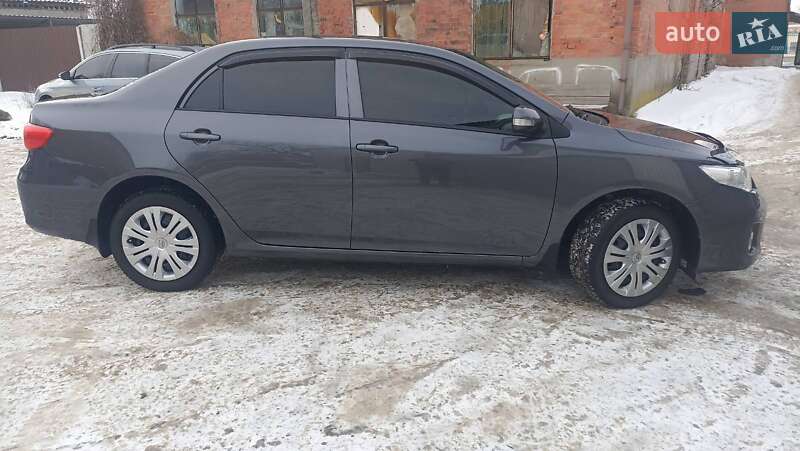 Седан Toyota Corolla 2012 в Зміїві