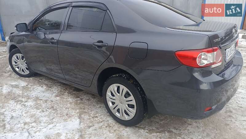 Седан Toyota Corolla 2012 в Зміїві